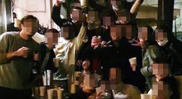 Bevute insieme e poi la foto di gruppo sui social senza mascherina: la sfida dei giovani di Terni al virus