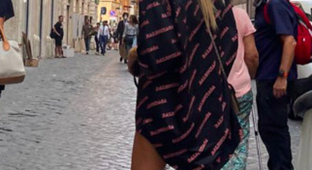 immagine Ilary in centro a Roma: prima la gita a fontana di Trevi, poi a pranzo da un amico