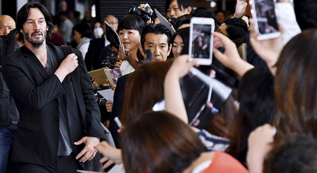 Keanu Reeves, assalto dei fan all'aeroporto di Tokio tra selfie e autografi