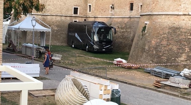 Autobus alla Rocca Roveresca C'è il permesso ma fioccano le proteste