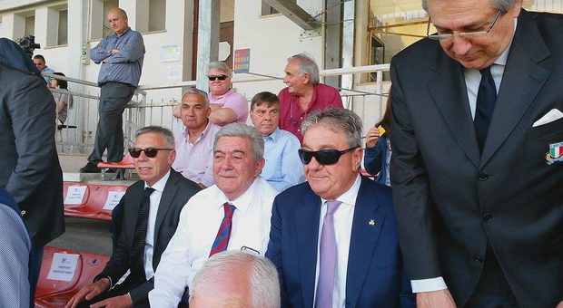 Francesco Zambelli, a sinistra, e Alfredo Gavazzi seduti in tribuna uno accanto all'altro alla finale scudetto 2015