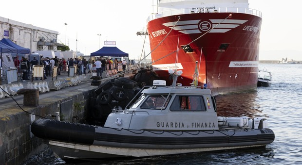 Lo sbarco dei migranti su Emergency a Napoli