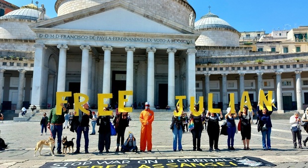 Free Assange, flashmob a Napoli col sosia di Julian