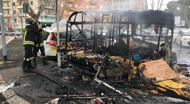 Piazzale Clodio, roulotte a fuoco: danneggiate due auto, nessun ferito