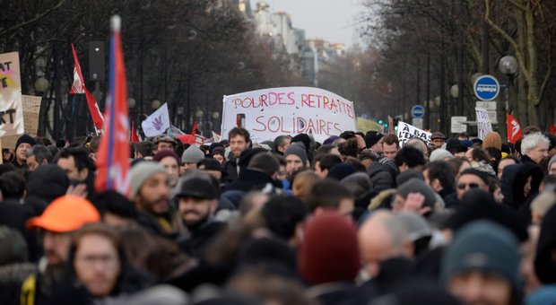 Riforma pensioni in Francia, i sindacati: «Sciopero a oltranza, nessuna tregua per Natale»
