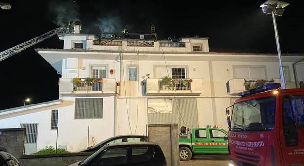 Maxi incendio nella notte in via Germania a Fondi: evacuato l'edificio