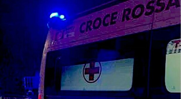 Incidente ad Ancona, scontro tra auto e scooter davanti alla Santissima Madre di Dio: gamba devastata per un 15enne portato a Torrette