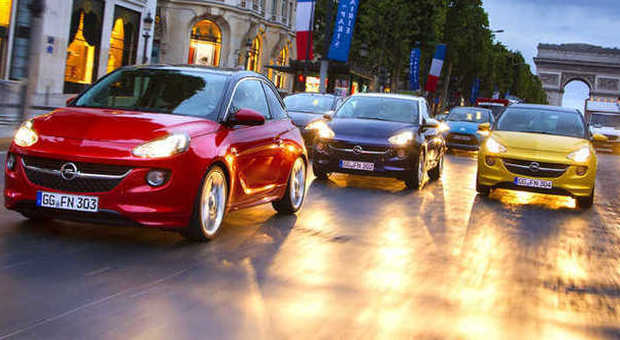 Le Opel Adam hanno colorato la capitale francese con le loro tinte accese