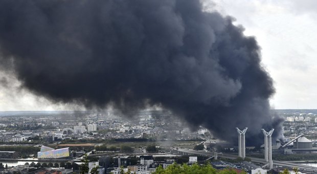 Rouen, stabilimento chimico in fiamme: nausea e vomito fra i dipendenti, evacuata sede tv francese