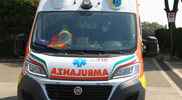 Ospedale lontano e strada tortuosa ma la piccola ha fretta di nascere: il parto in ambulanza nel Foggiano