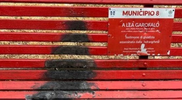 Milano, vandalizzata la panchina rossa in memoria di Lea Garofalo. Forte: «Ripristino immediato»