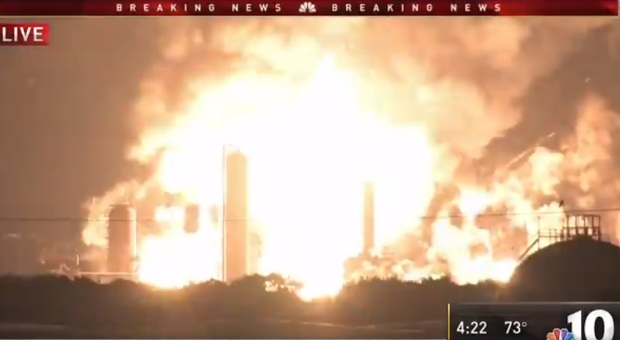 Usa, esplosioni e fiamme in raffineria a Filadelfia: colonna di fumo a chilometri di distanza