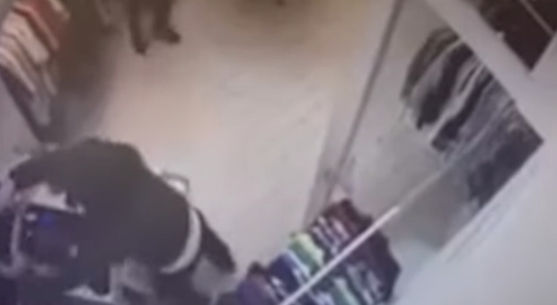Napoli Gomorra, il video della rapina a mano armata: pistola contro il commerciante