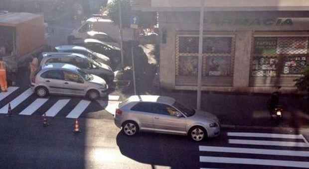Roma, strisce pedonali dipinte intorno all'auto in sosta vietata