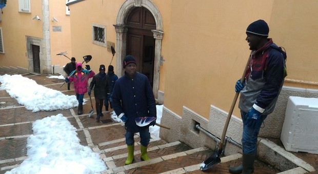 Neve a Campobasso, otto migranti volontari spalano le strade