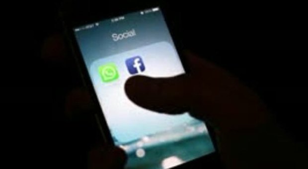 Raid punitivi organizzati su Whatsapp: 18 ragazzi denunciati per bullismo