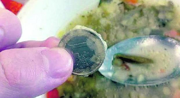 Studente trova una moneta da un euro nella "zuppetta" servita alla mensa universitaria