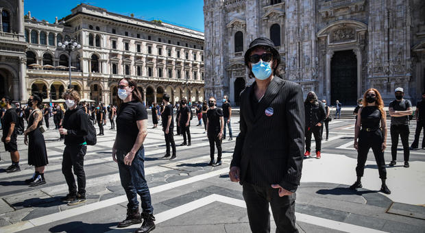 Da Agnelli a Diodato, la musica protesta al Duomo: «Il governo ci ha spento»