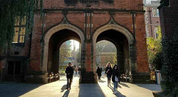 Gran Bretagna, focolaio Covid in due università di Newcastle: quasi duemila studenti positivi in una settimana