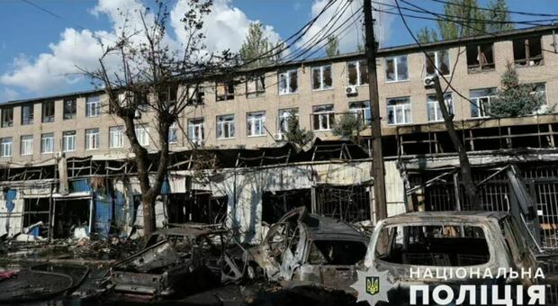 Missile ucraino sul mercato nel Donetsk, l'errore di Kiev. Mosca: «Si bombardano da soli»