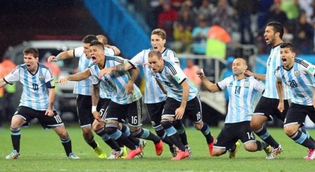 L'Argentina supera l'Olanda ai rigori: affronterà la Germania in finale. Poche emozioni e nessun gol dopo 120'