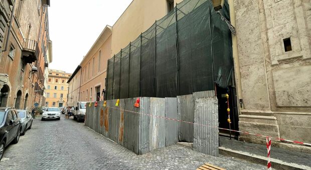 Non c'è pace per via Caetani: spuntano nuovi lavori alla facciata dopo l'inaugurazione della lapide ad Aldo Moro