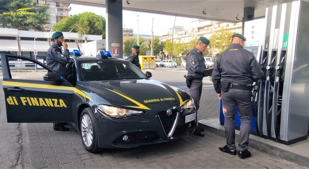 Carburante, a Taranto evasione da 18 milioni di euro in dieci mesi: l'offensiva della Finanza