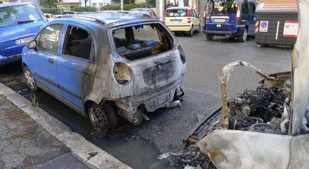 Roma, bruciate decine di auto e moto: panico a Montesacro