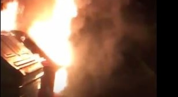 Pesaro, l'esplosione e poi le fiamme: piromane distrugge un altro cassonetto