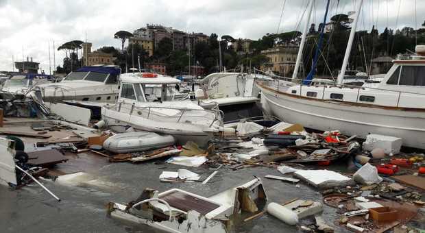 Il porto di Rapallo distrutto dalla mareggiata