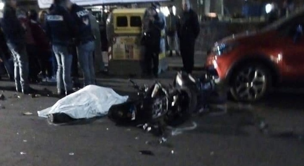 Napoli, schianto nella notte: auto contro moto, muore 21enne