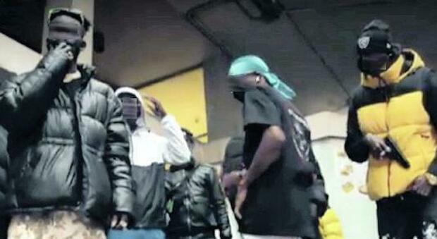 Pistole e balletti in centro, il video della banda fa infuriare Conte: «Li denuncio tutti»