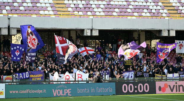 Scontri tra tifosi prima di Salernitana-Fiorentina, feriti 10 uomini delle forze dell'ordine