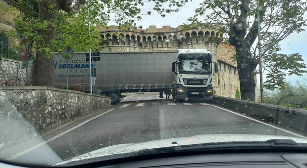 Narni, camion incastrato a porta Ternana. Traffico nel centro storico in tilt