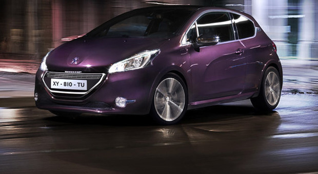 La Peugeot 208 XY nel caratteristico colore viola
