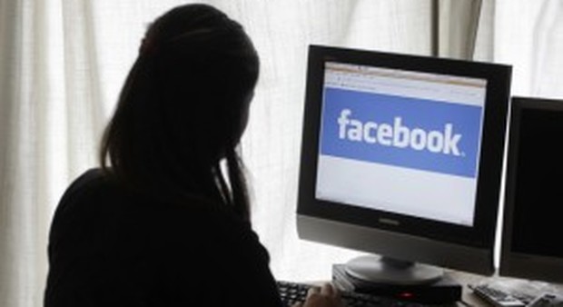 Napoli, annuncia suicidio su Facebook. Ragazza "salvata" dalla polizia