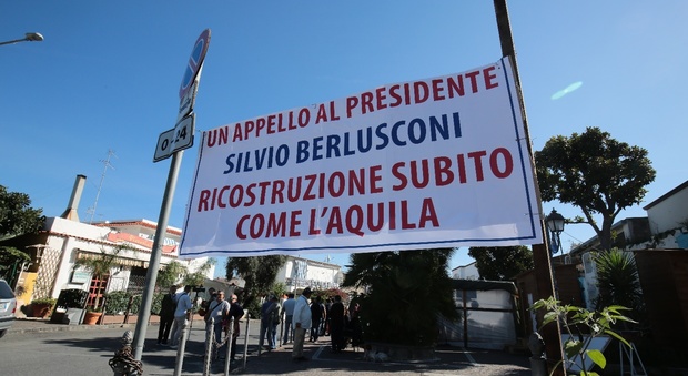 Ischia, terremotati chiedono aiuto a Berlusconi: «Ricostruzione subito»