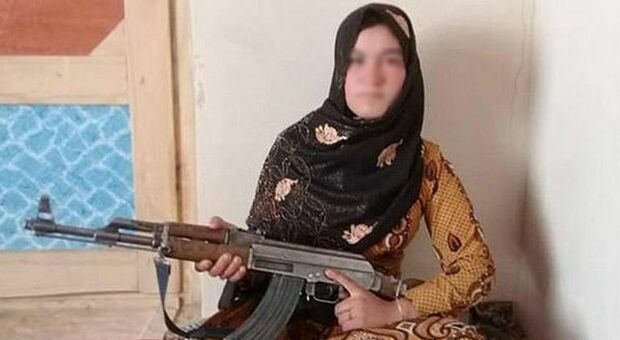 Qamar, l'adolescente che ha ucciso i talebani per vendicare la morte dei genitori e proteggere il fratellino