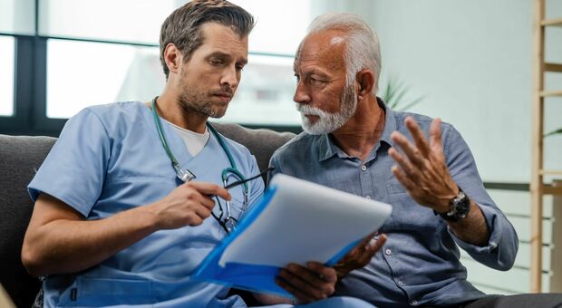Alzheimer, esame del sangue lo prevede: test già disponibile sul mercato per diagnosi precoci e precise