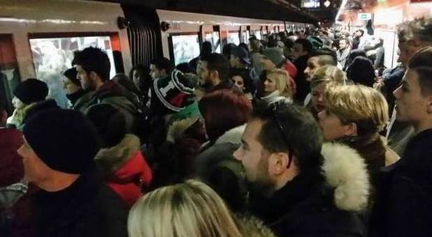 Roma, spruzzano spray urticante dentro la metro, paura e malori: caccia a due sedicenni