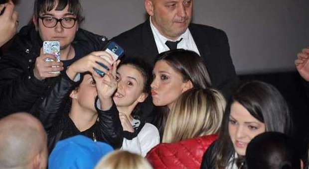 Tutti pazzi per Belen, raffica di selfie alla proiezione di 'Non c'è due senza te' a Roma