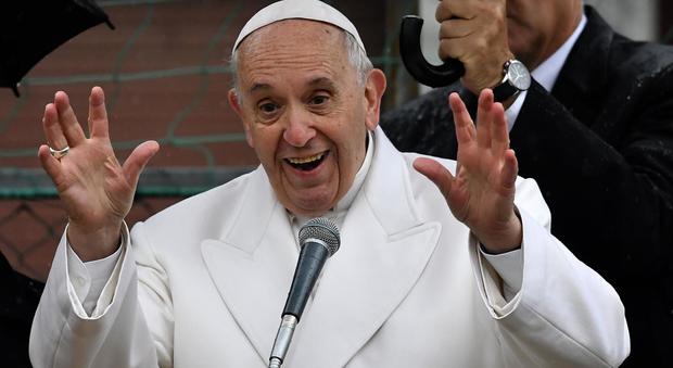 Papa Francesco scherza sul tempo a Roma, doveva esserci pioggia e invece c'è il sole