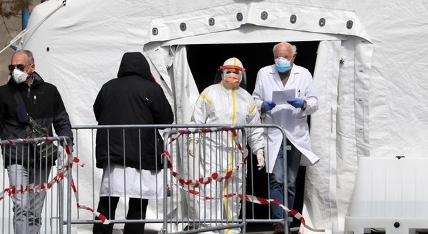 Coronavirus in Campania, medici e infermieri in trincea: «Troppi contagiati, subito i test»