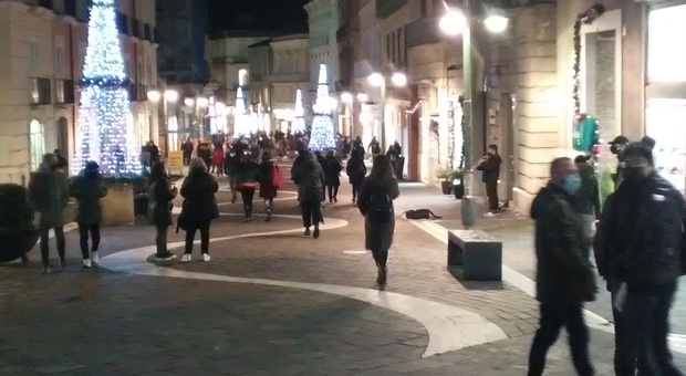Benevento, saldi «mascherati»: caccia agli acquisti, folla al Corso