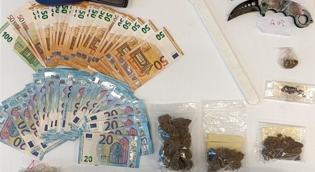 I soldi e la droga sequestrati nella casa del 23enne