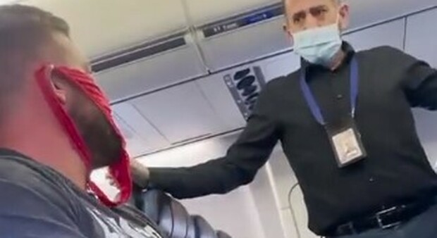In aereo con un perizoma rosso al posto della mascherina: cacciato. La sua risposta è assurda