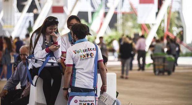 Volontari di Expo rivendono all'asta on line gli abiti della divisa ufficiale: scoppia il caso