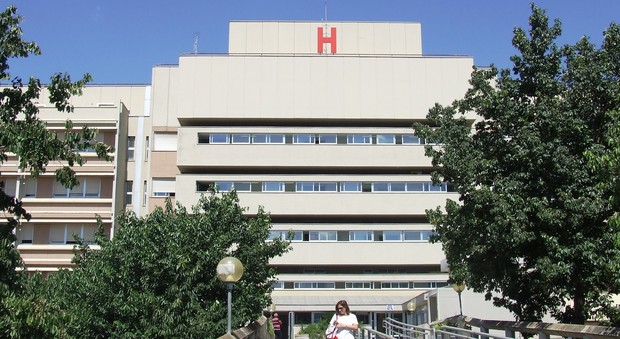 Dirigente picchiato all'ospedale di Terracina da un paziente inferocito: ora è caos cartelle cliniche