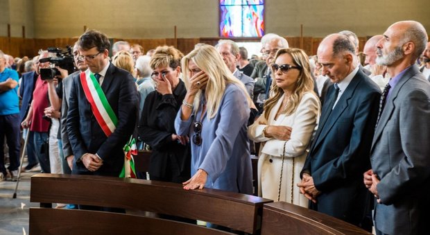Paolo Limiti, vip e folla ai funerali a Milano