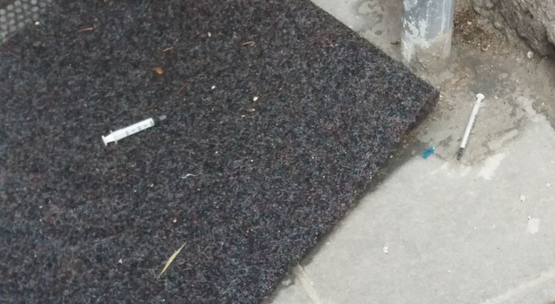 Ascoli, siringhe sui tappetini nel Corso I residenti: «Basta, ci sono i bimbi»